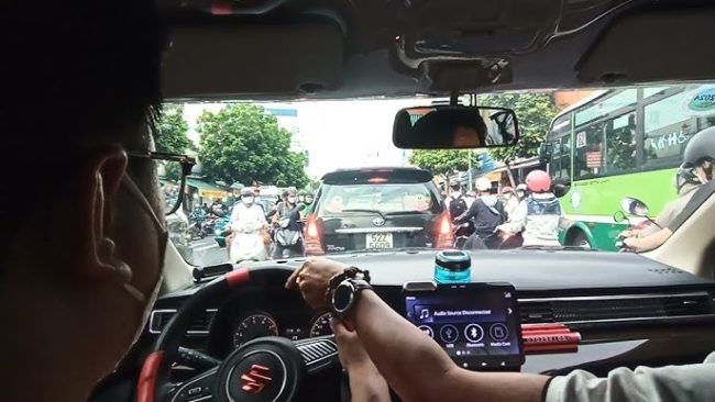 Giữ tâm lý bình tĩnh khi lái xe