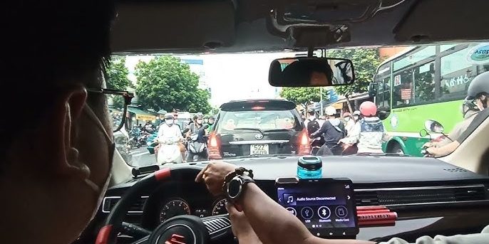 Giữ tâm lý bình tĩnh khi lái xe