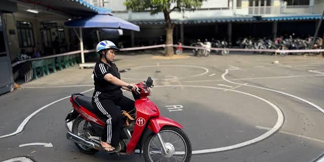 Học phí thi bằng lái xe máy A1 là bao nhiêu?